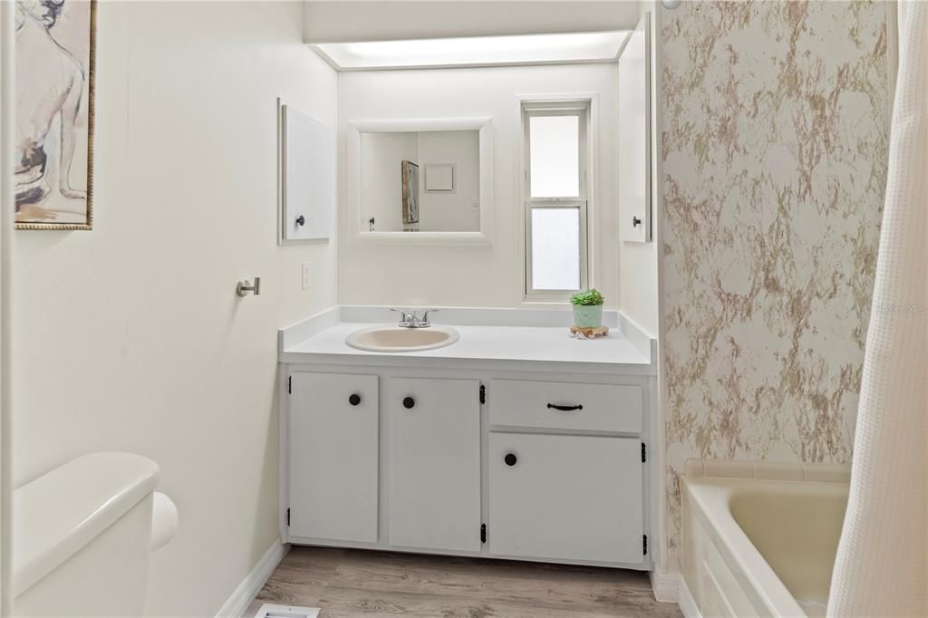 待售: $170,000 (2 贝兹, 2 浴室, 1056 平方英尺)