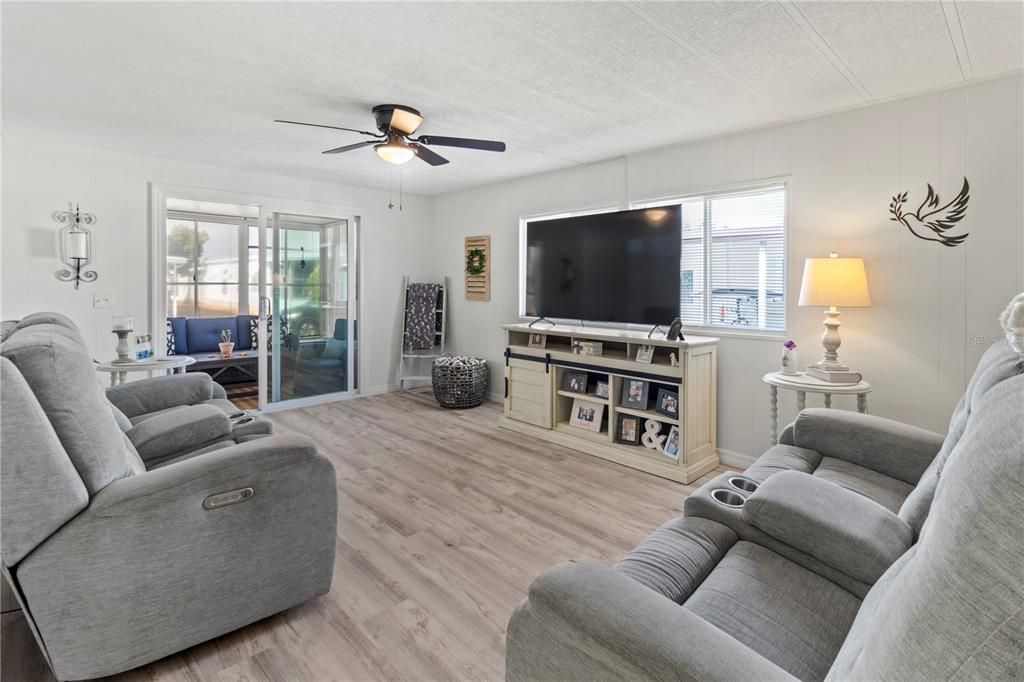 待售: $170,000 (2 贝兹, 2 浴室, 1056 平方英尺)