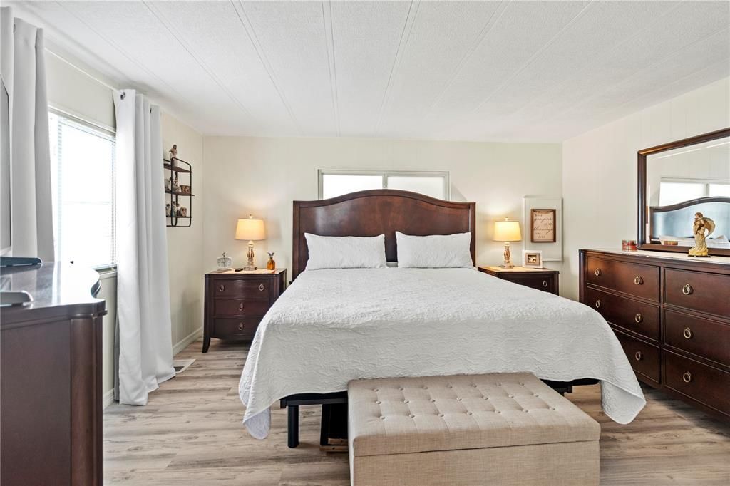 待售: $170,000 (2 贝兹, 2 浴室, 1056 平方英尺)