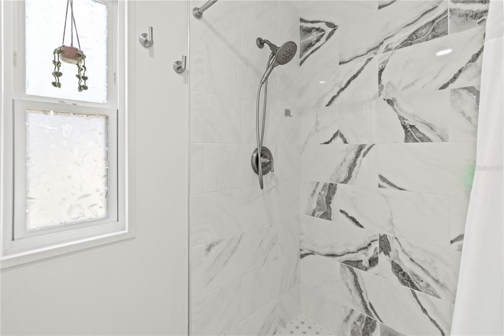 待售: $170,000 (2 贝兹, 2 浴室, 1056 平方英尺)