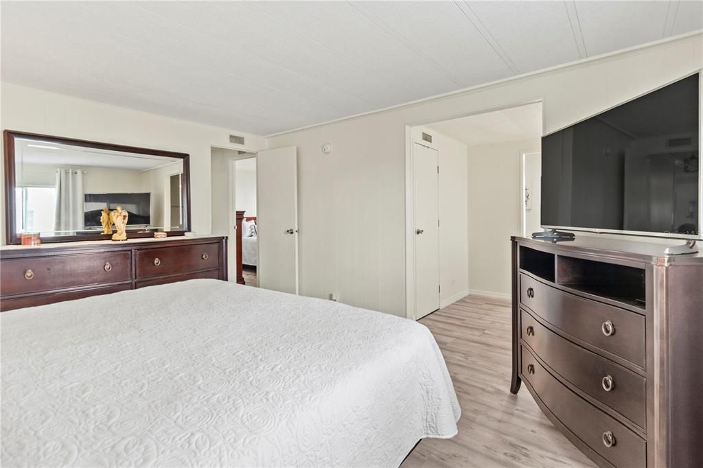 待售: $170,000 (2 贝兹, 2 浴室, 1056 平方英尺)