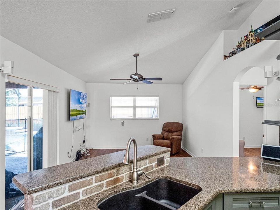 На продажу: $349,999 (3 спален, 1 ванн, 1428 Квадратных фут)