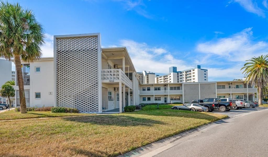 For Sale: $242,000 (1 beds, 1 baths, 595 Square Feet)