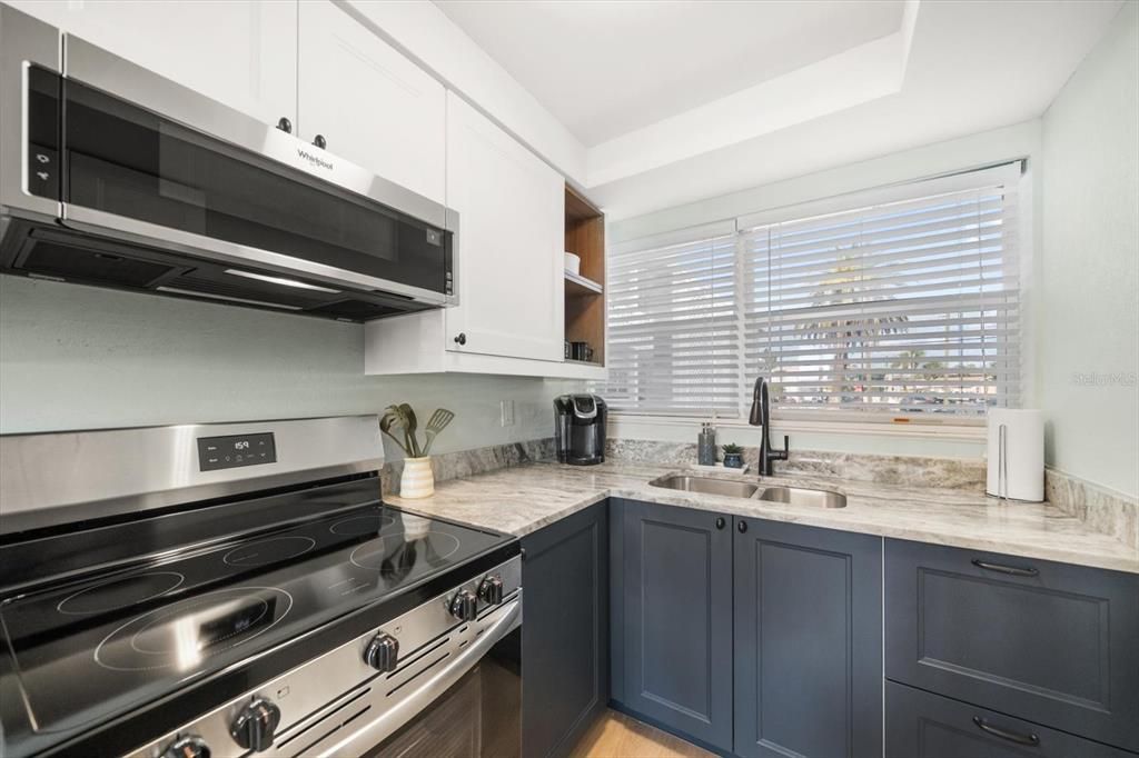 For Sale: $242,000 (1 beds, 1 baths, 595 Square Feet)