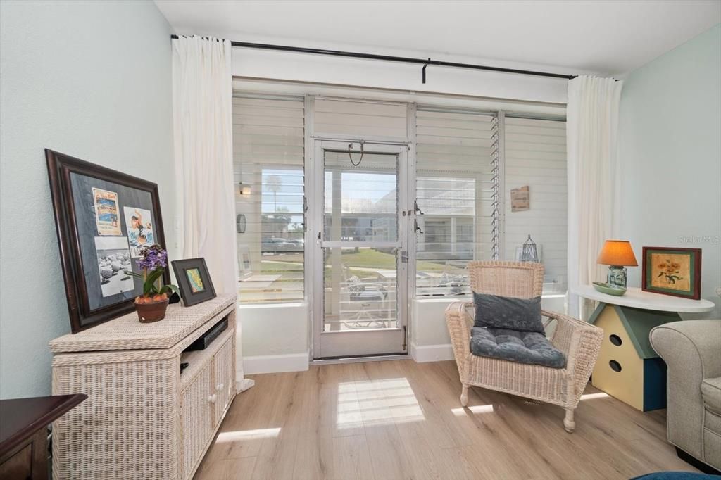 For Sale: $242,000 (1 beds, 1 baths, 595 Square Feet)