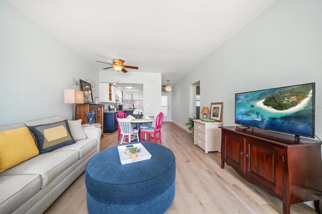 For Sale: $242,000 (1 beds, 1 baths, 595 Square Feet)