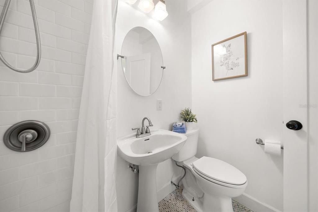 For Sale: $242,000 (1 beds, 1 baths, 595 Square Feet)