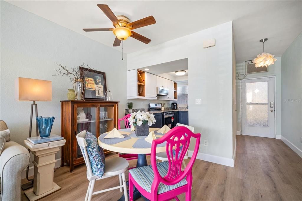 For Sale: $242,000 (1 beds, 1 baths, 595 Square Feet)