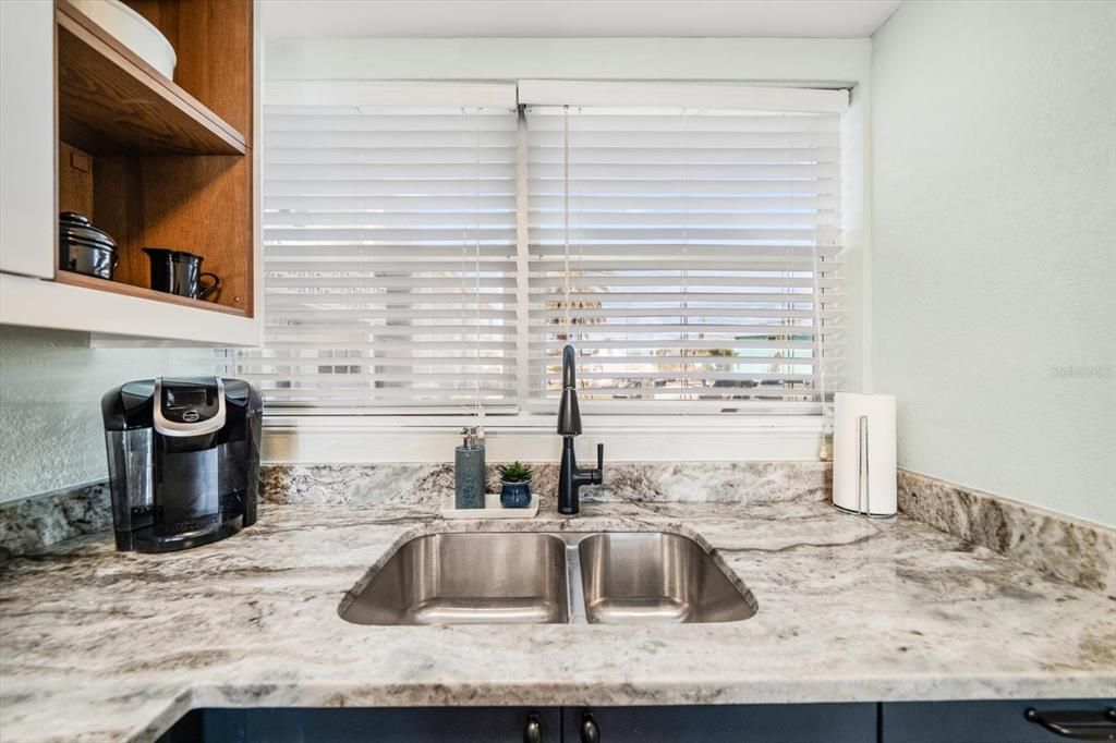 For Sale: $242,000 (1 beds, 1 baths, 595 Square Feet)