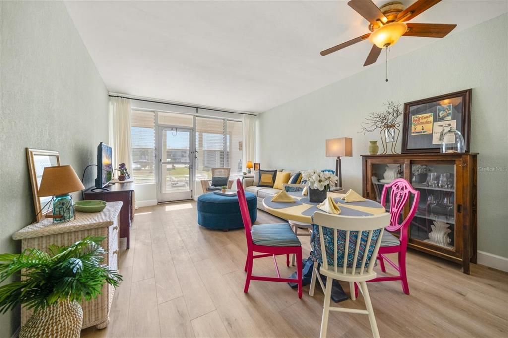 For Sale: $242,000 (1 beds, 1 baths, 595 Square Feet)