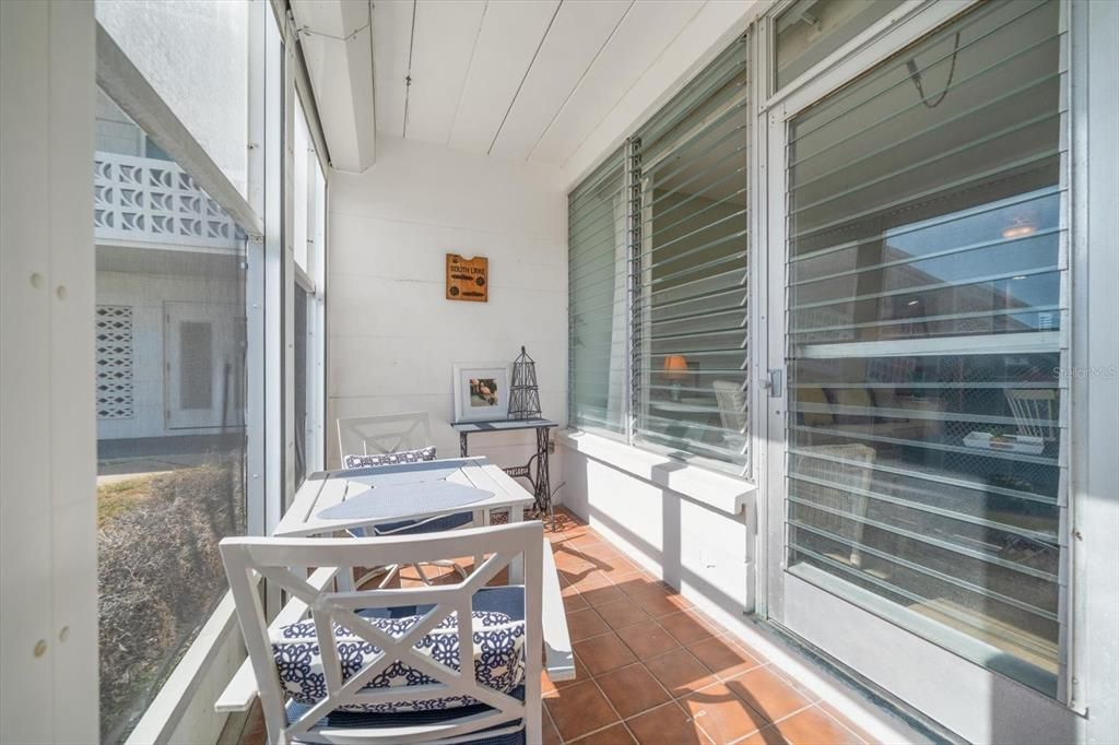 For Sale: $242,000 (1 beds, 1 baths, 595 Square Feet)