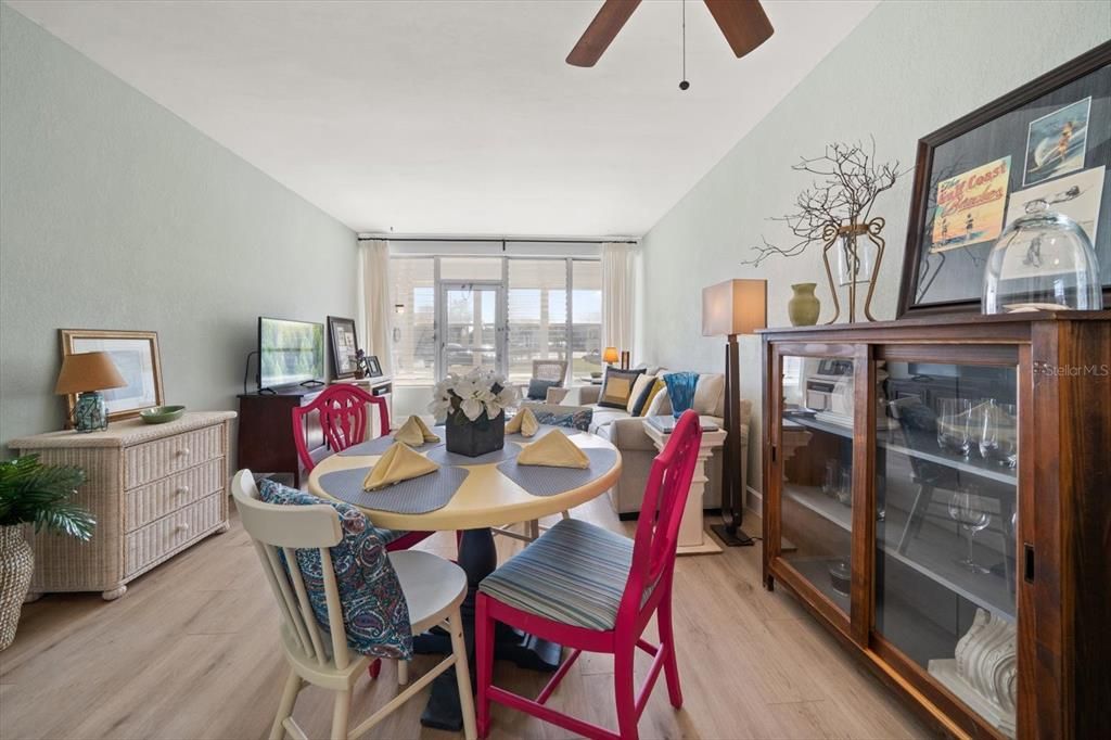 For Sale: $242,000 (1 beds, 1 baths, 595 Square Feet)