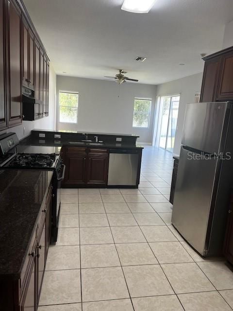 出租: $3,200 (5 贝兹, 4 浴室, 2688 平方英尺)