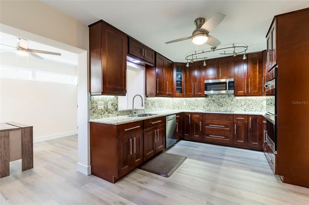 待售: $359,000 (2 贝兹, 2 浴室, 1600 平方英尺)