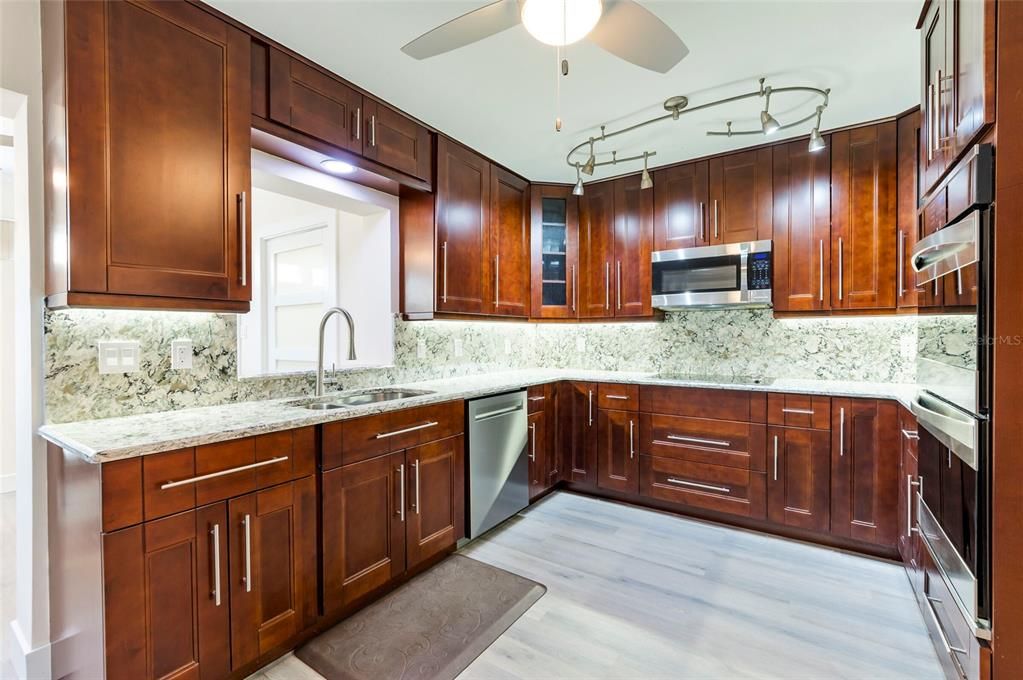 待售: $359,000 (2 贝兹, 2 浴室, 1600 平方英尺)