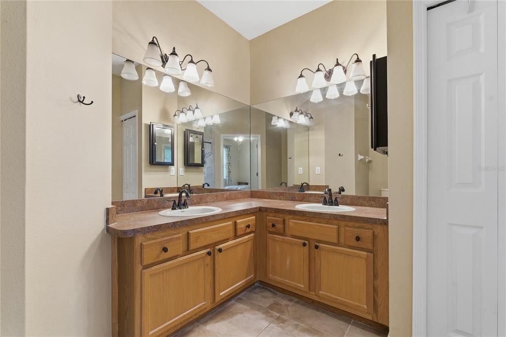 For Sale: $319,900 (3 beds, 2 baths, 1587 Square Feet)