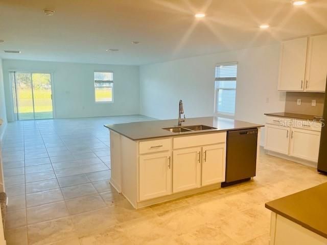 For Rent: $2,732 (5 beds, 2 baths, 2896 Square Feet)