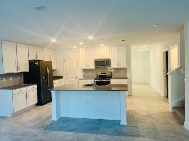 For Rent: $2,732 (5 beds, 2 baths, 2896 Square Feet)