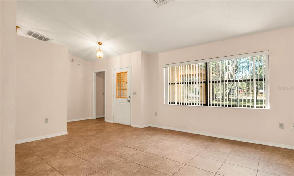 For Rent: $2,300 (3 beds, 2 baths, 1972 Square Feet)