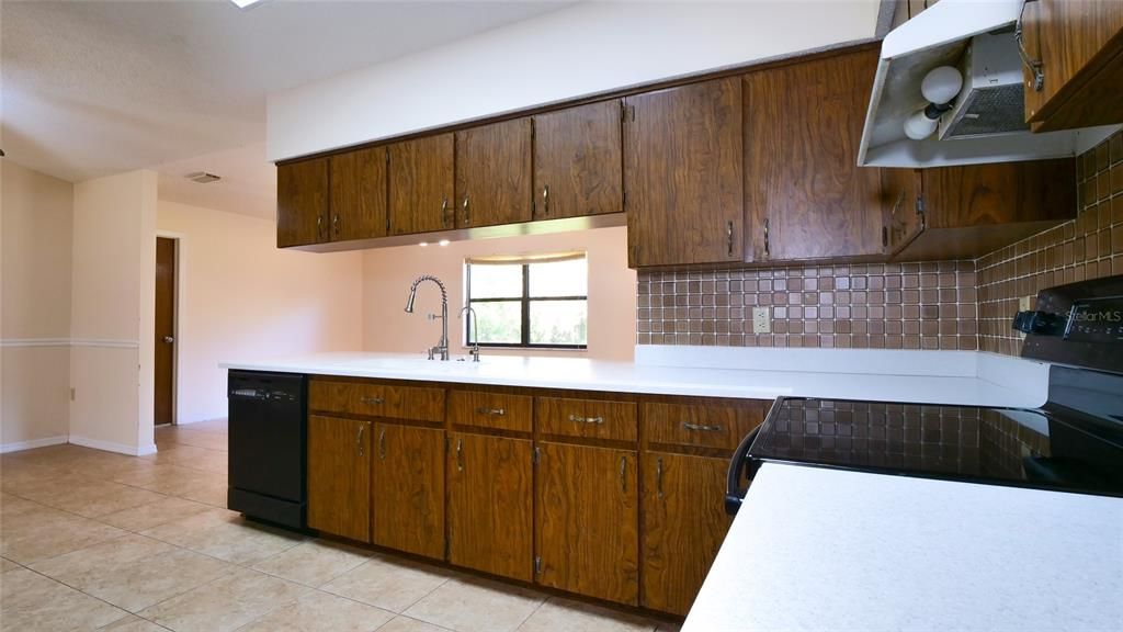 For Rent: $2,300 (3 beds, 2 baths, 1972 Square Feet)