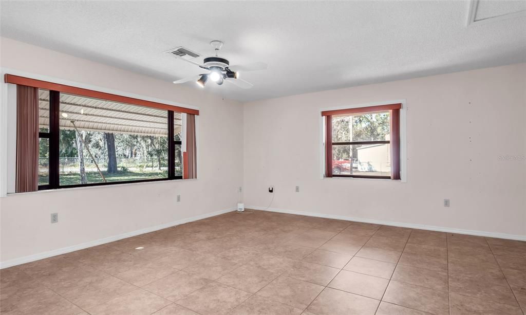 For Rent: $2,300 (3 beds, 2 baths, 1972 Square Feet)