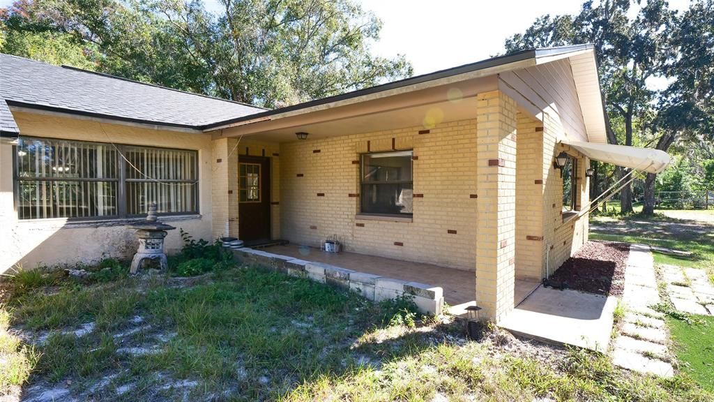 For Rent: $2,300 (3 beds, 2 baths, 1972 Square Feet)