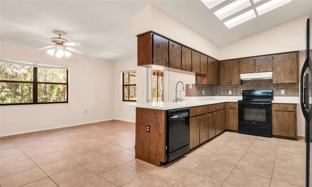 For Rent: $2,300 (3 beds, 2 baths, 1972 Square Feet)