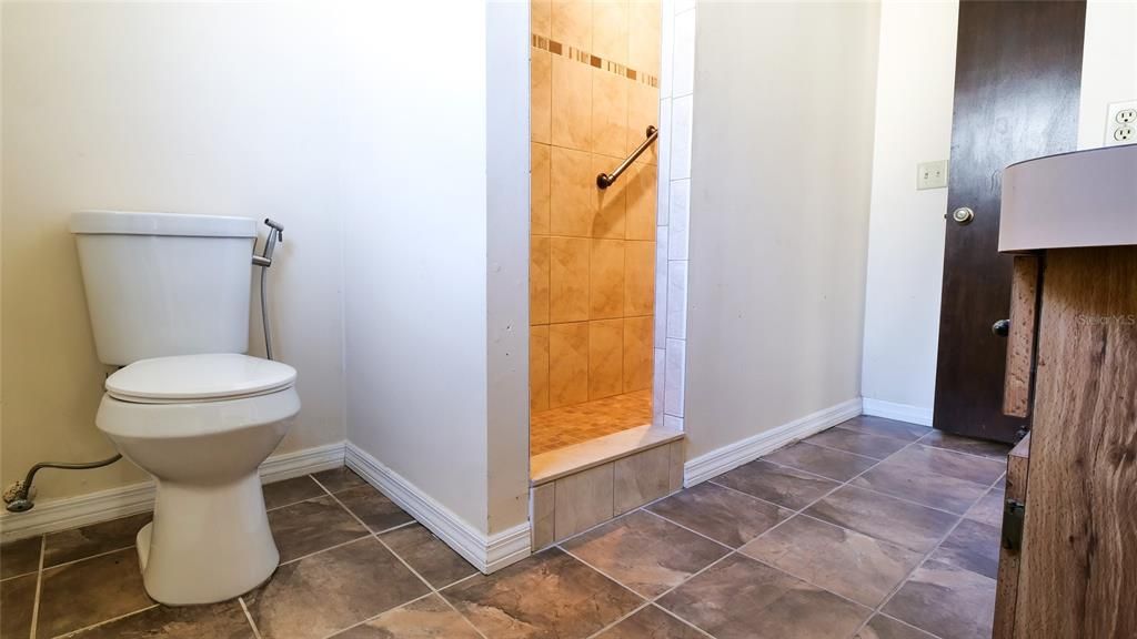 For Rent: $2,300 (3 beds, 2 baths, 1972 Square Feet)