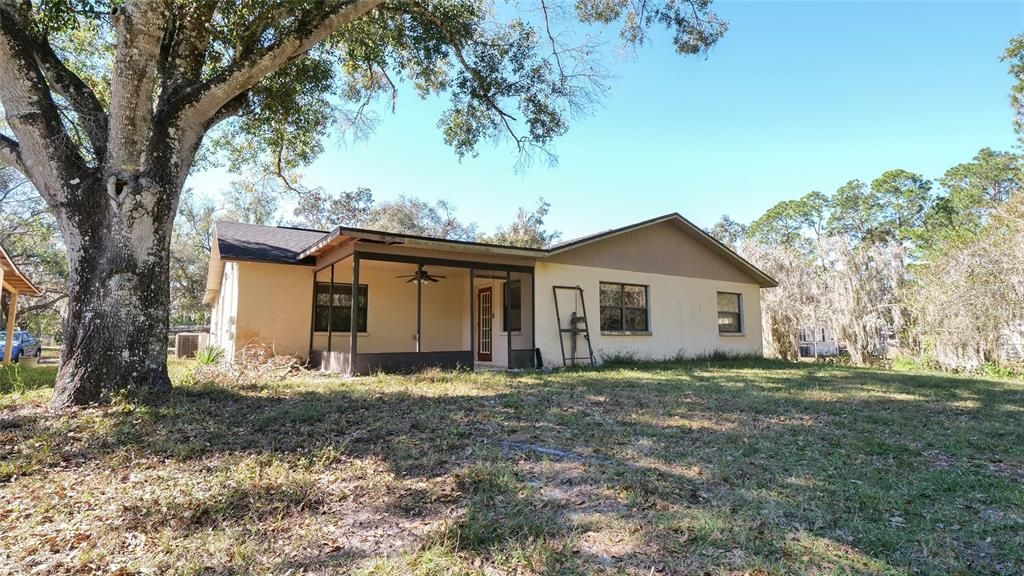 For Rent: $2,300 (3 beds, 2 baths, 1972 Square Feet)