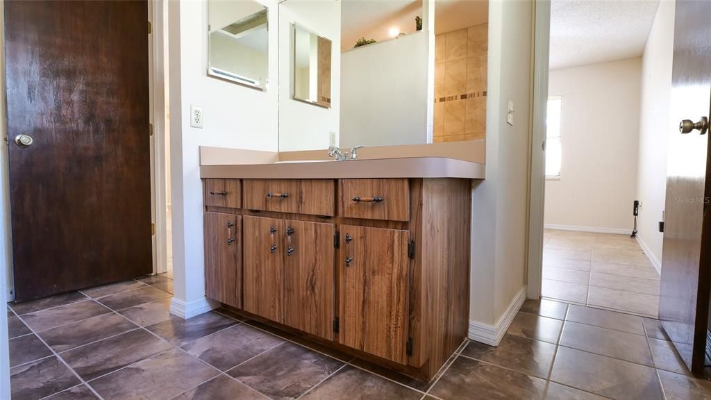 For Rent: $2,300 (3 beds, 2 baths, 1972 Square Feet)