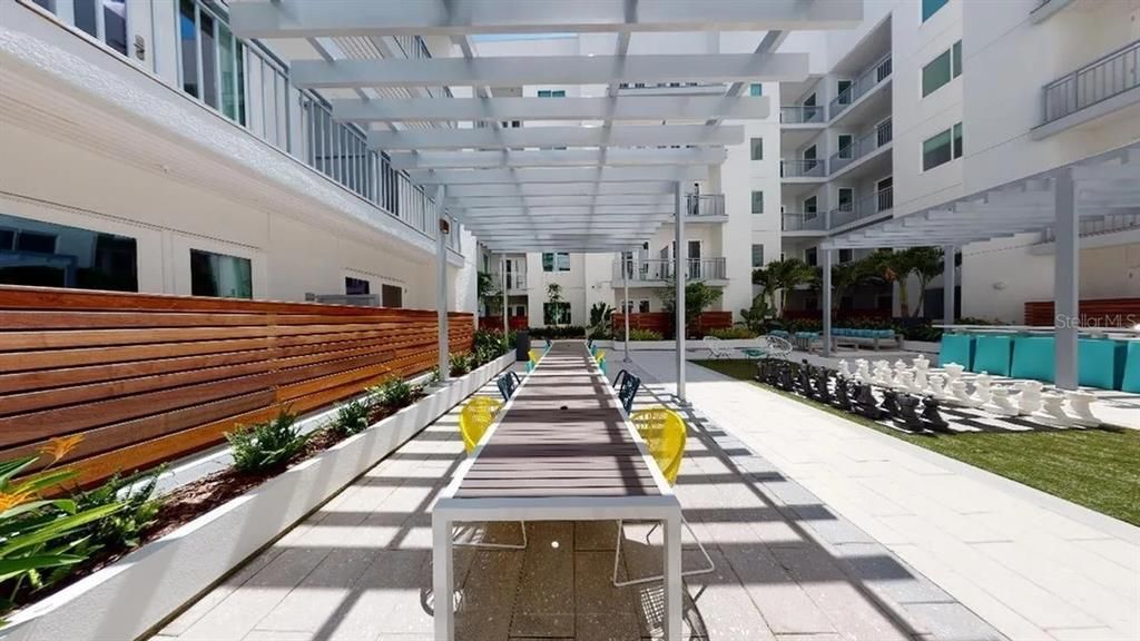 For Rent: $2,140 (2 beds, 1 baths, 939 Square Feet)