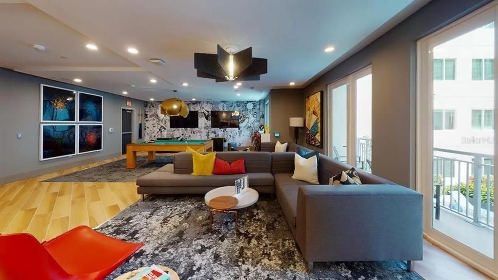 For Rent: $2,140 (2 beds, 1 baths, 939 Square Feet)