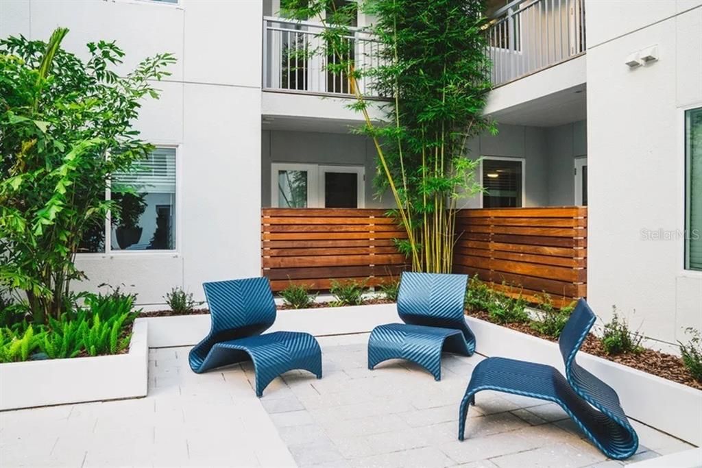 For Rent: $2,140 (2 beds, 1 baths, 939 Square Feet)