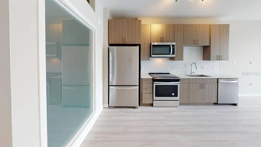 For Rent: $2,140 (2 beds, 1 baths, 939 Square Feet)