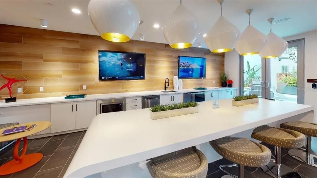 For Rent: $2,140 (2 beds, 1 baths, 939 Square Feet)