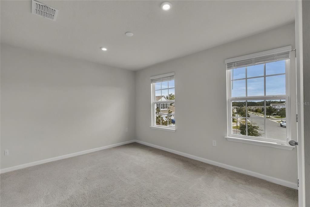 En Venta: $439,900 (4 camas, 3 baños, 2335 Pies cuadrados)