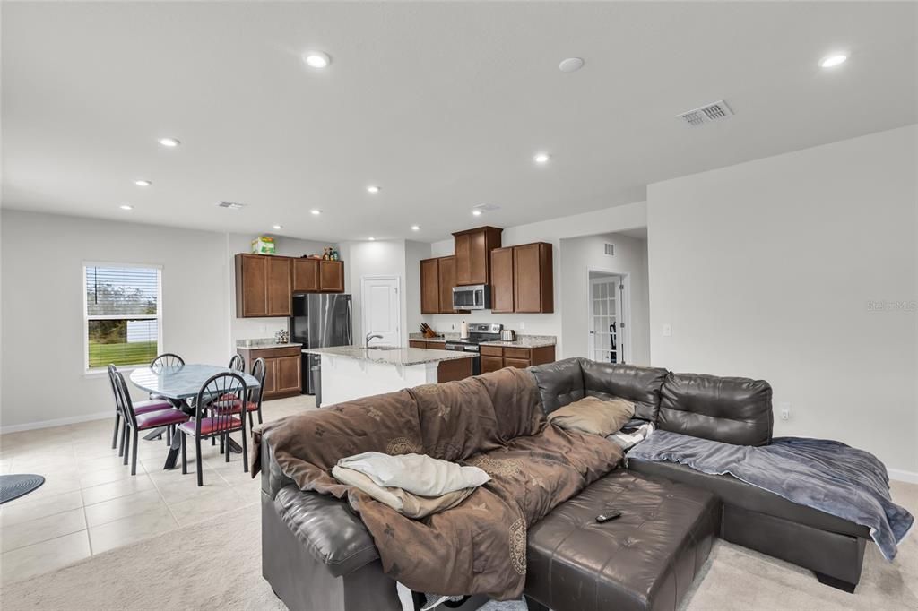 En Venta: $439,900 (4 camas, 3 baños, 2335 Pies cuadrados)