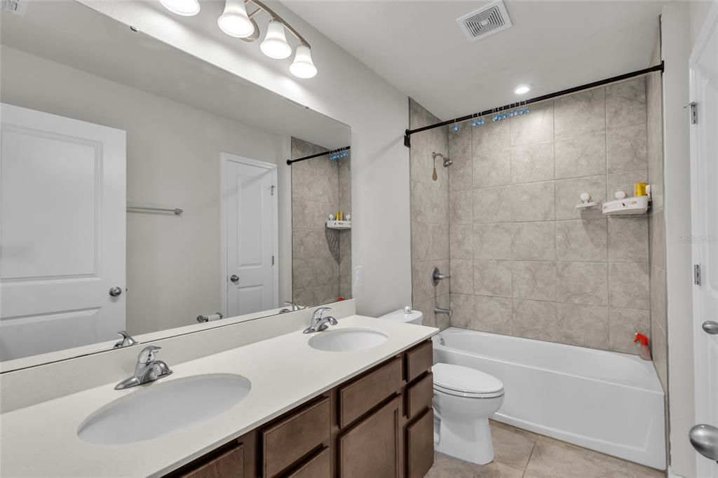 En Venta: $439,900 (4 camas, 3 baños, 2335 Pies cuadrados)