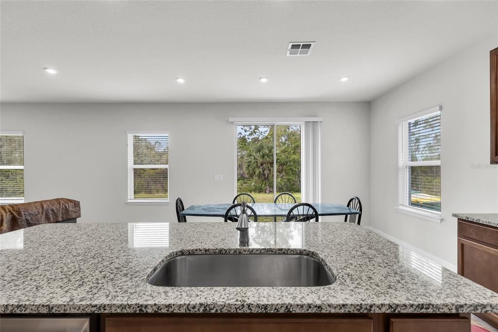 En Venta: $439,900 (4 camas, 3 baños, 2335 Pies cuadrados)