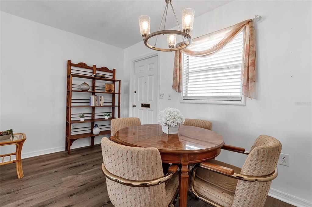 For Sale: $139,999 (2 beds, 1 baths, 865 Square Feet)