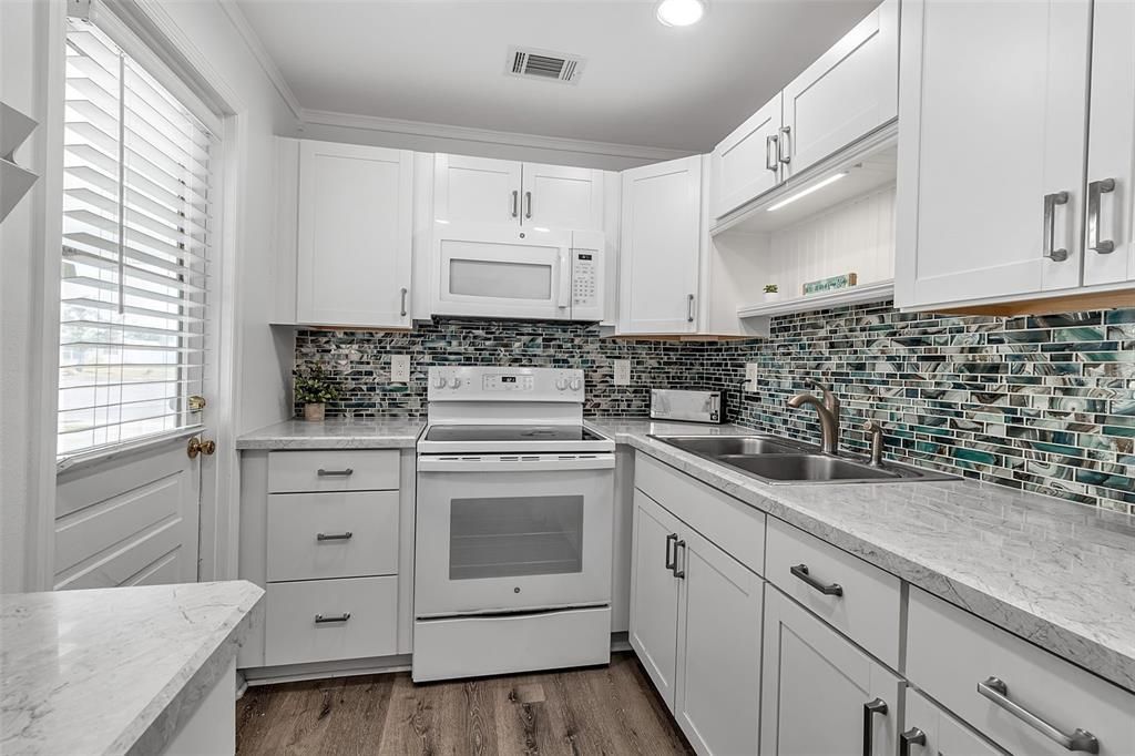 For Sale: $139,999 (2 beds, 1 baths, 865 Square Feet)