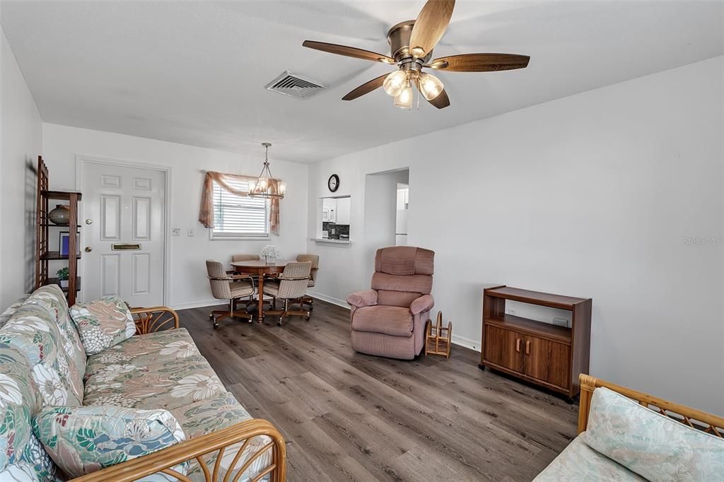 For Sale: $139,999 (2 beds, 1 baths, 865 Square Feet)