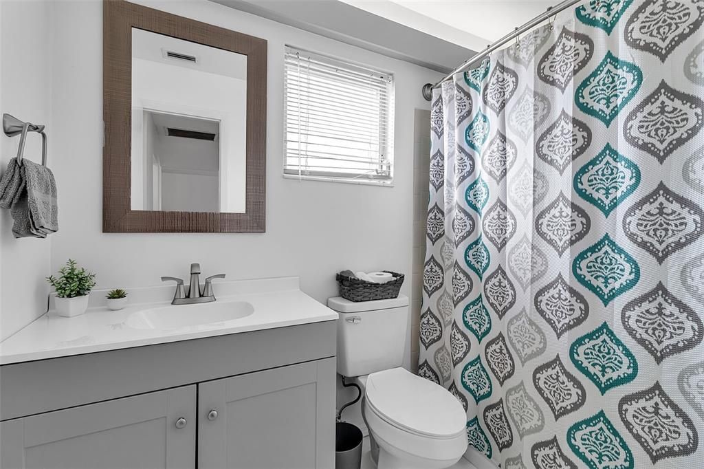 For Sale: $139,999 (2 beds, 1 baths, 865 Square Feet)