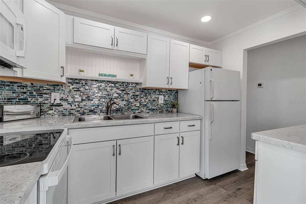 For Sale: $139,999 (2 beds, 1 baths, 865 Square Feet)