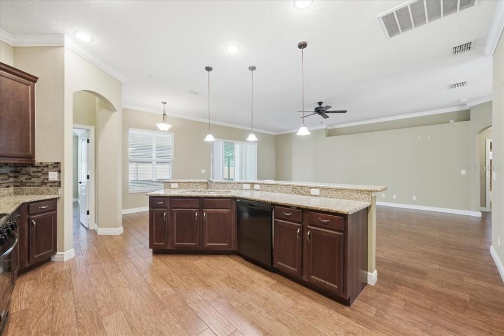 En Venta: $455,000 (3 camas, 2 baños, 2182 Pies cuadrados)