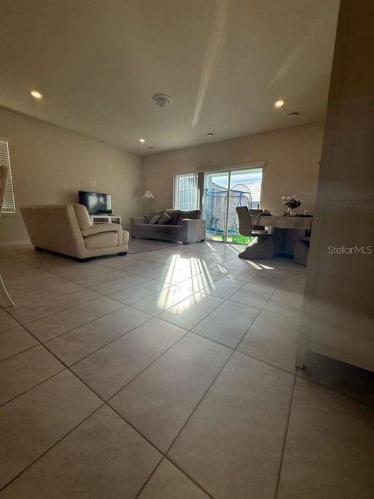 For Rent: $2,400 (3 beds, 2 baths, 1796 Square Feet)