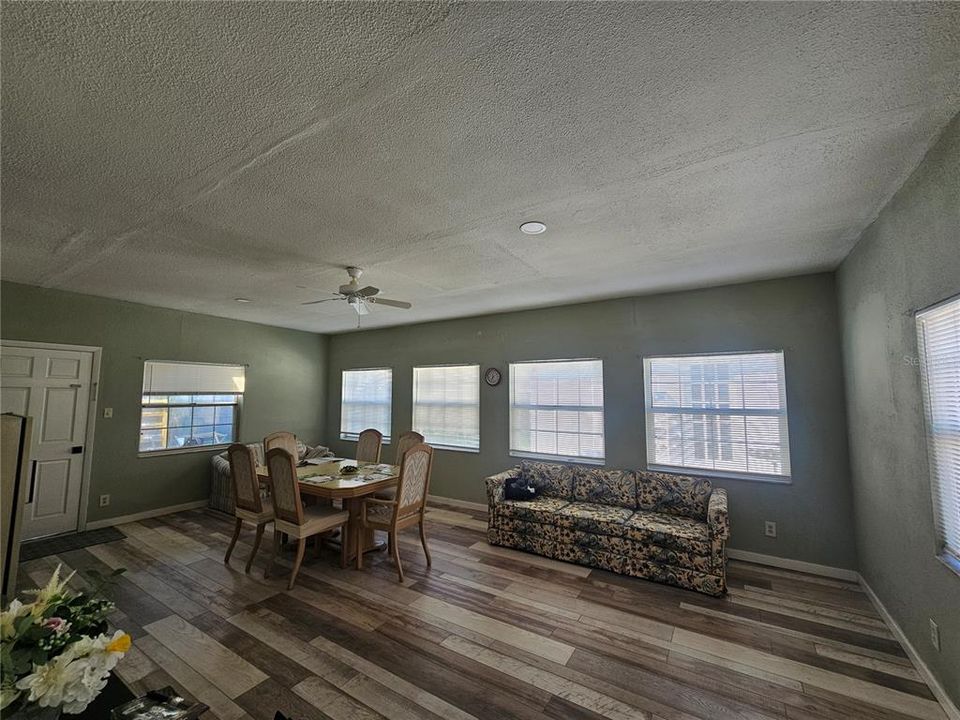 En Venta: $399,900 (4 camas, 2 baños, 1685 Pies cuadrados)