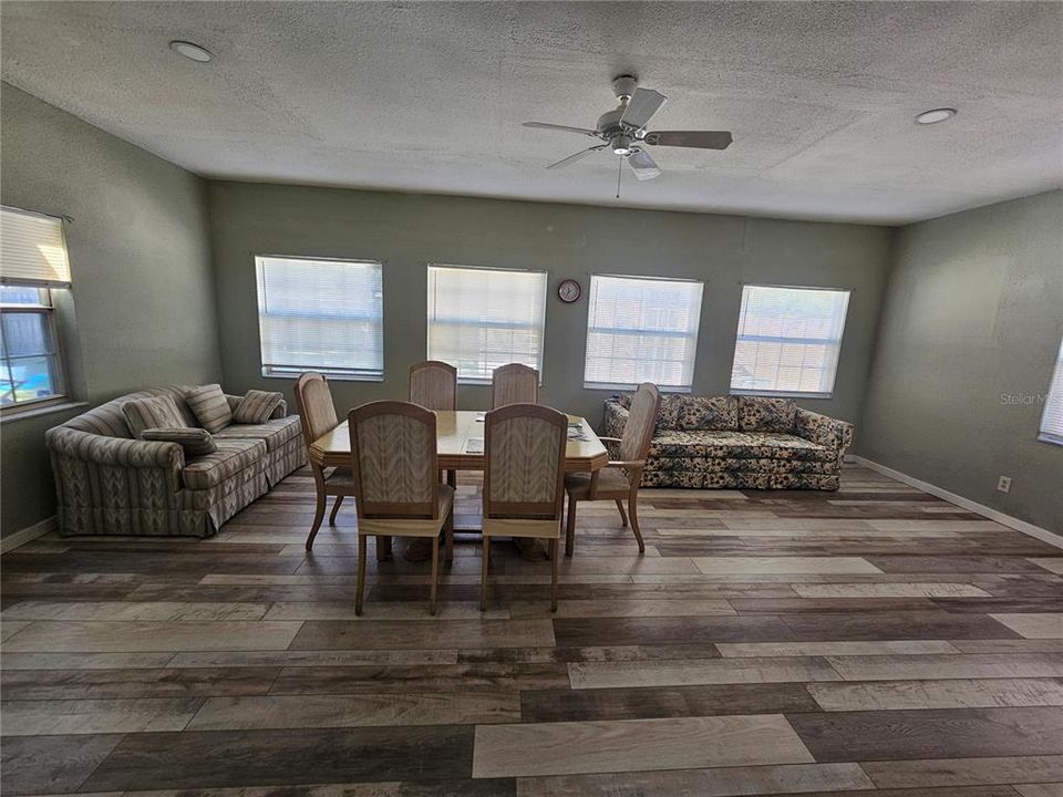 En Venta: $399,900 (4 camas, 2 baños, 1685 Pies cuadrados)