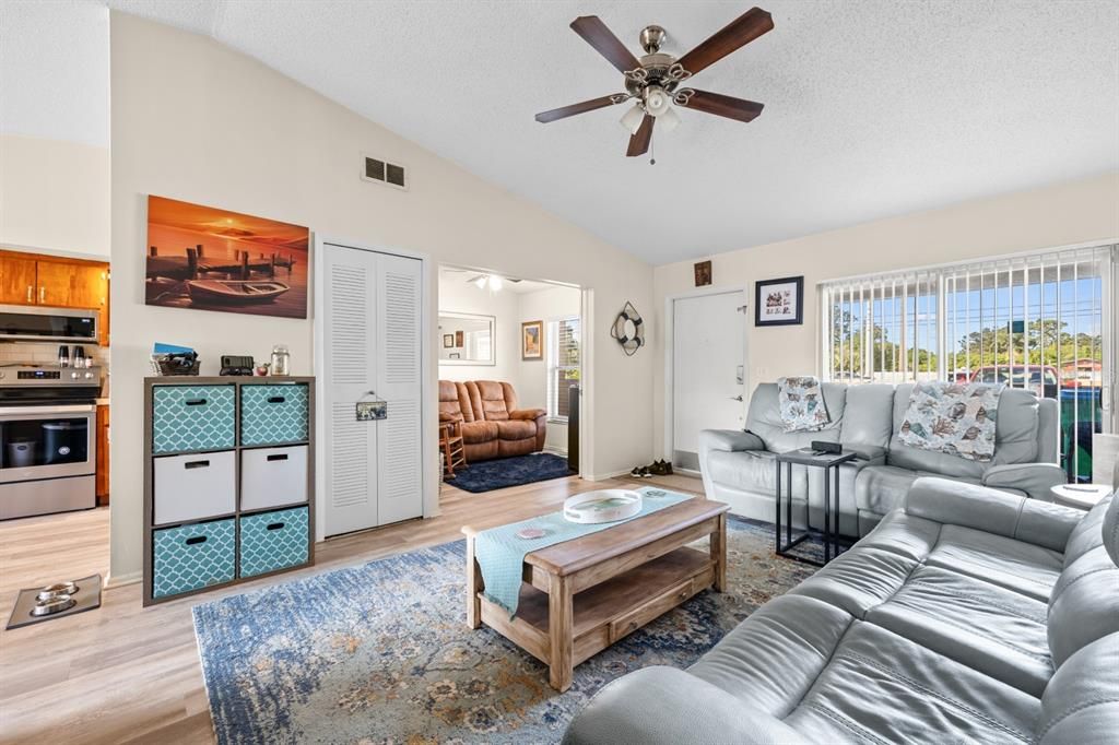 待售: $249,000 (2 贝兹, 2 浴室, 1080 平方英尺)