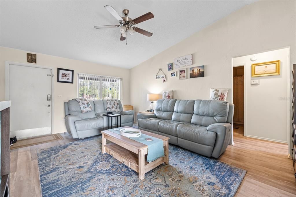 待售: $249,000 (2 贝兹, 2 浴室, 1080 平方英尺)